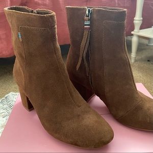 Tom’a brown suede booties!